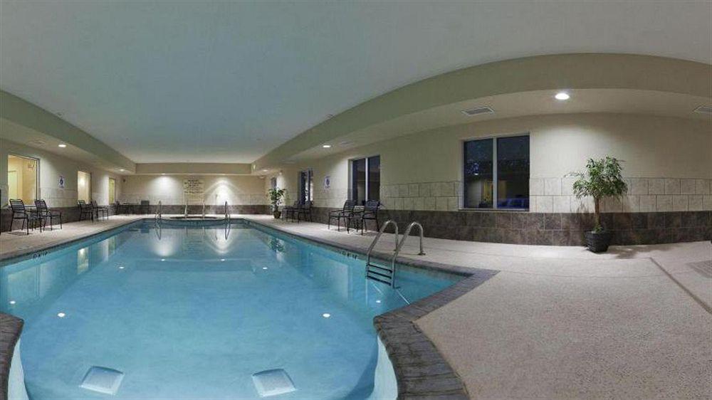 Holiday Inn Express & Suites North Topeka Exteriér fotografie