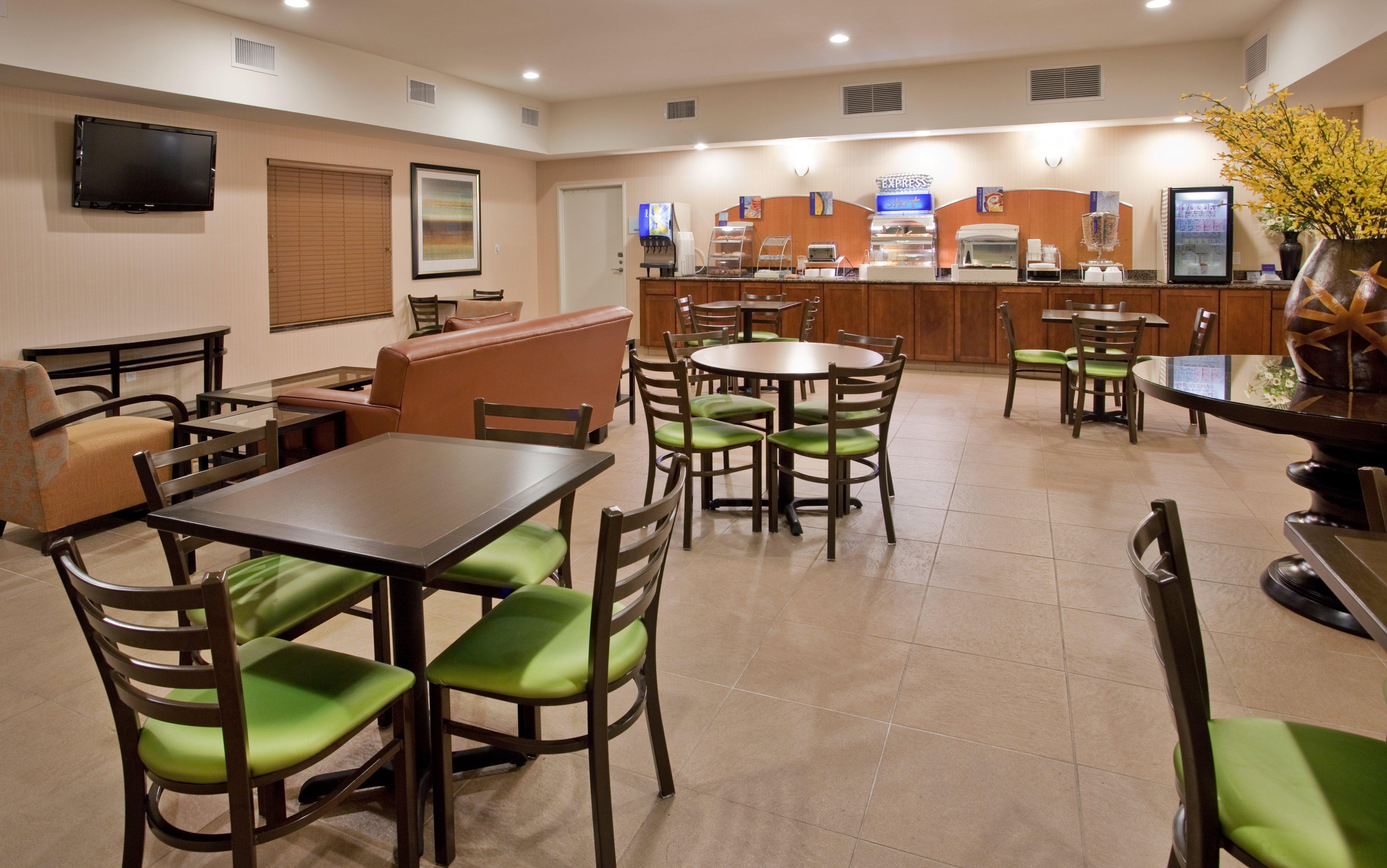 Holiday Inn Express & Suites North Topeka Exteriér fotografie