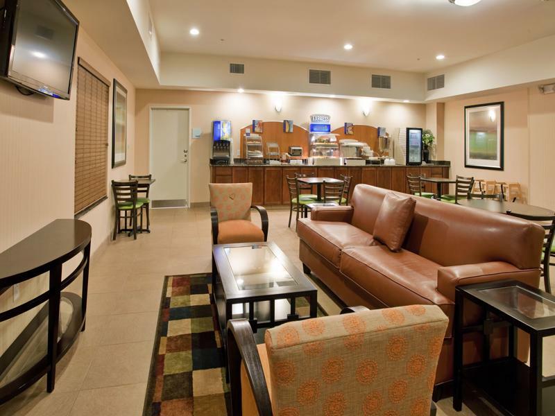 Holiday Inn Express & Suites North Topeka Exteriér fotografie
