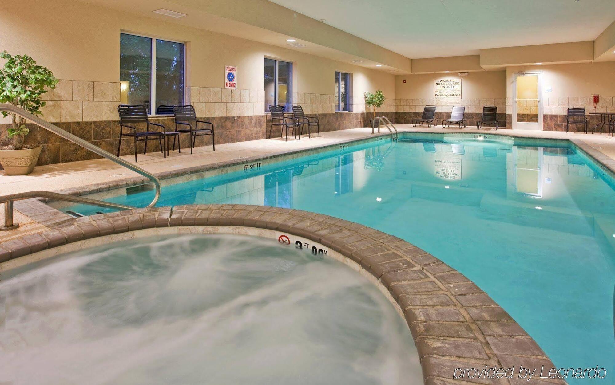 Holiday Inn Express & Suites North Topeka Exteriér fotografie